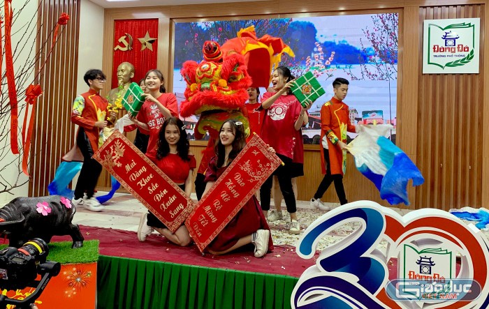 Tiết mục múa mừng xuân mới của các em học sinh Trường Trung học phổ thông Đông Đô. Ảnh: Tùng Dương.