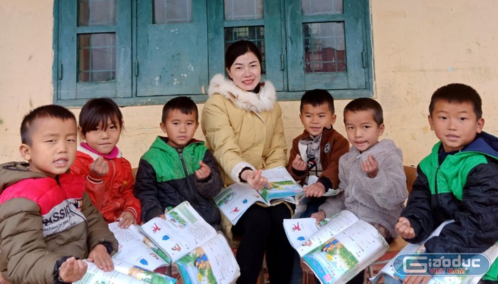 Cô Lồ Thị Lan, người dân tộc Bố Y - Giáo viên dạy lớp 1 Trường Tiểu học số 2 thị trấn Mường Khương, tỉnh Lào Cai và các em học sinh của mình. Ảnh: Nhân vật cung cấp.