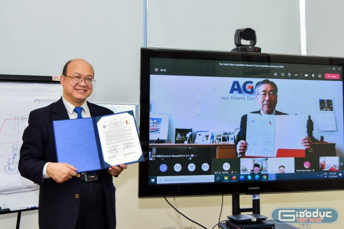 Phó giáo sư, Tiến sỹ Huỳnh Quyết Thắng (bên trái), Hiệu trưởng Trường Đại học Bách khoa Hà Nội, và ông Takuya Shimamura, Chủ tịch Quỹ Asahi Glass Foundation, ký kết online ngày 12/11/2020. Ảnh: Nhà trường cung cấp.