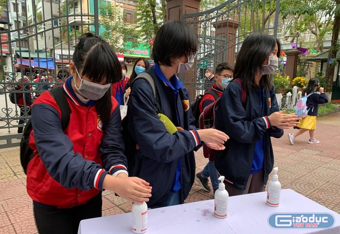 Dung dịch sát khuẩn y tế được Trường Trung học cơ sở và Trung học phổ thông Nguyễn Bỉnh Khiêm bố trí khắp nơi trong trường tiện cho việc học sinh sử dụng. Ảnh: Tùng Dương.