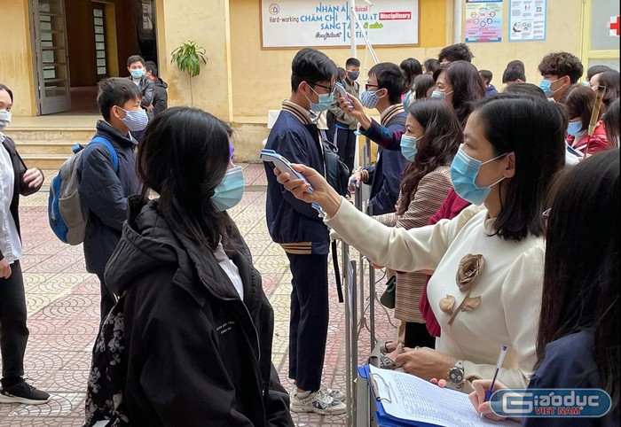 Việc đo thân nhiệt và khai báo y tế cho học sinh được thực hiện ngay tại sân Trường Trung học cơ sở Thái Thịnh, quận Đống Đa, Hà Nội. Ảnh: Nhà trường cung cấp.