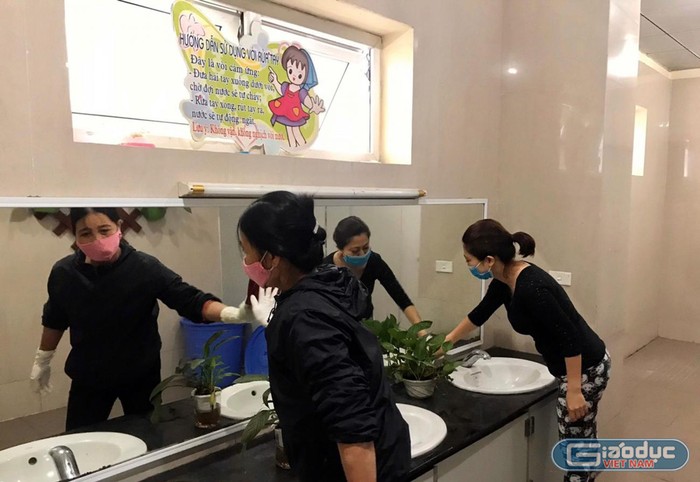 Tại Trường Tiểu học Dịch Vọng A (Cầu Giấy, Hà Nội) rất nhiều phụ huynh học sinh đã cùng tham gia công tác vệ sinh, khử khuẩn trong trường. Ảnh: Nhà trường cung cấp.
