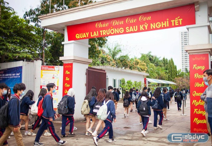Tại Trường Trung học phổ thông Đoàn Thị Điểm, Hà Nội, tất cả học sinh đều được nhắc nhở đeo khẩu trang khi vào trường và ở nơi công cộng. Ảnh: Tùng Dương.