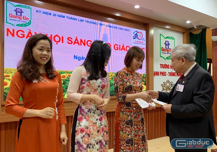 Tiến sĩ Võ Thế Quân - Hiệu trưởng nhà trường trao tặng phần thưởng cho các giáo viên đạt giải sáng tạo cấp thành phố. Ảnh: Tùng Dương.