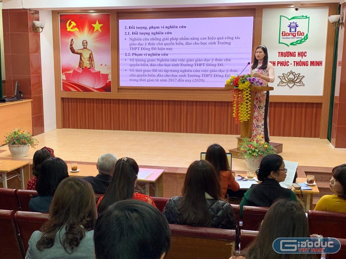 Cô giáo Lê Thị Xuân trình bày một số giải pháp nhằm nâng cao hiệu quả giáo dục ý thức chủ quyền biển đảo cho học sinh. Ảnh: Tùng Dương.