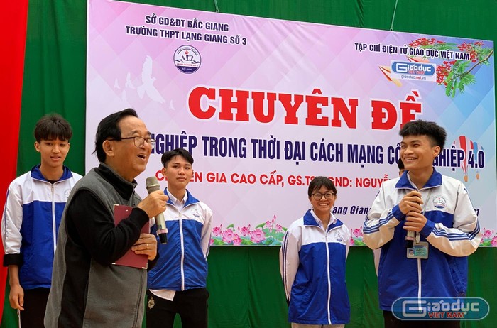 Giáo sư Nguyễn Lân Dũng giao lưu với các em học sinh Trường Trung học phổ thông Lạng Giang số 3 tại buổi hội thảo. Ảnh: Tùng Dương.