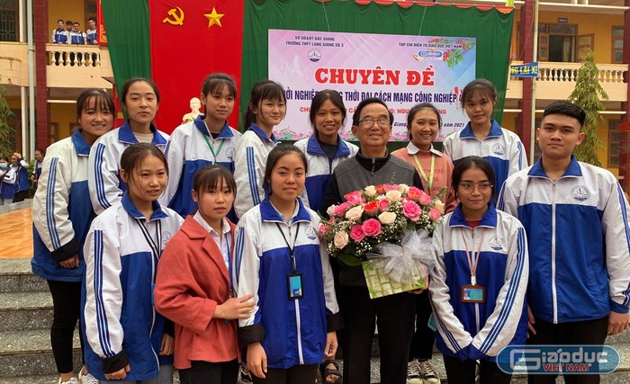 Giáo sư Nguyễn Lân Dũng chụp ảnh lưu niệm với các em học sinh Trường Trung học phổ thông Lạng Giang số 3. Ảnh: Tùng Dương.