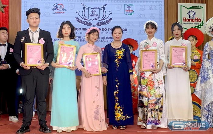 Nhà giáo Phạm Minh Hiệp - Chủ tịch Công đoàn nhà trường trao tặng bằng khen cho 05 học sinh đạt giải bình trọn tại Hội thi học sinh Đông Đô thanh lịch năm 2021. Ảnh: Tùng Dương.