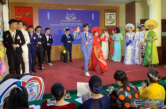 Tiết mục thi trang phục tự chọn của các thí sinh tham dự Hội thi học sinh Đông Đô thanh lịch năm 2021. Ảnh: Tùng Dương.