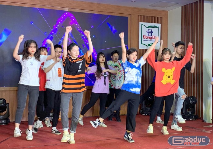 Tiết mục múa hiện đại của các em học sinh lớp 11D2. Ảnh: Tùng Dương.