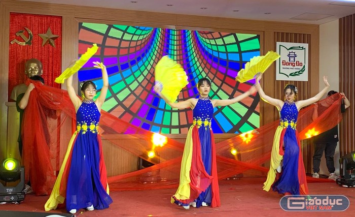 Phần múa thể hiện năng khiếu của học sinh Nguyễn Thu Hà tại Hội thi học sinh Đông Đô thanh lịch năm 2021. Ảnh: Tùng Dương.