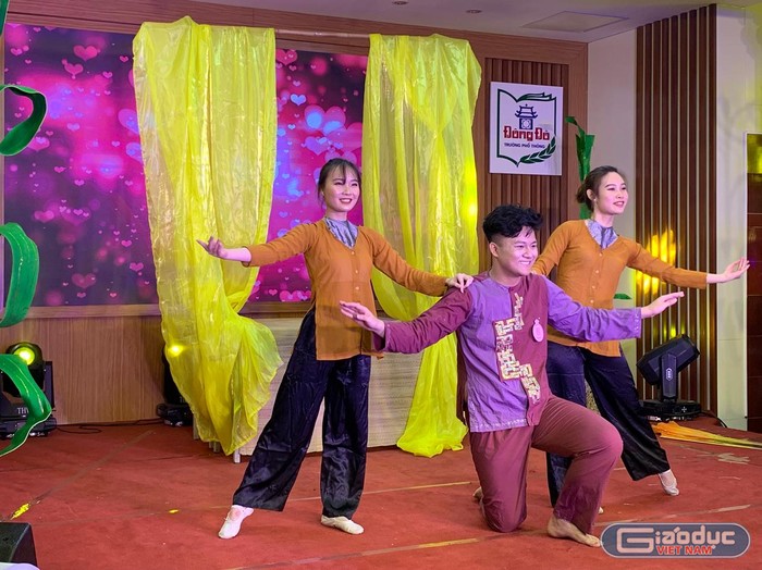 Phần thi thể hiện tài năng của học sinh Vương Vũ Trung Hiếu tại Hội thi học sinh Đông Đô thanh lịch năm 2021. Ảnh: Tùng Dương.