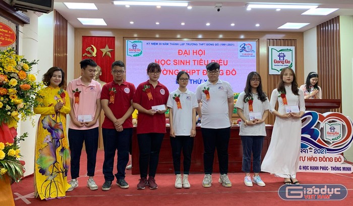 Các em học sinh Trường Trung học phổ thông Đông Đô nhận giải thưởng thi đua tại đại hội. Ảnh: Tùng Dương.