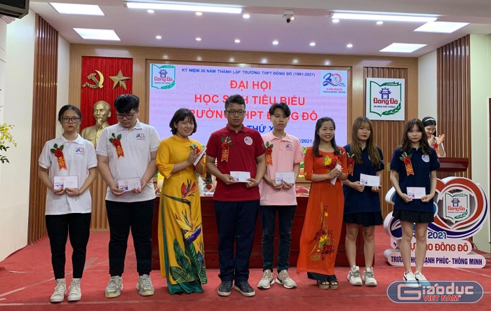 Giáo viên Trường Trung học phổ thông Đông Đô đang trao giải thưởng cho các em học sinh của nhà trường. Ảnh: Tùng Dương.