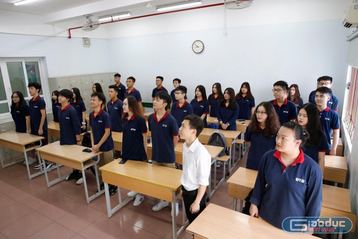 Các em học sinh và giáo viên chủ nhiệm lớp 12D2 Trường Trung học phổ thông Đoàn Thị Điểm, Hà Nội trong giờ chào cờ. Ảnh: Tùng Dương.