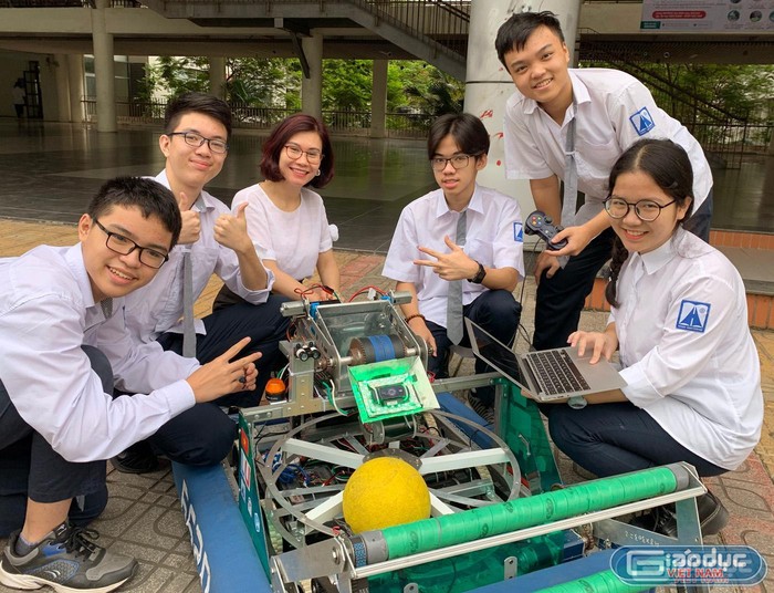 Cô Phạm Vũ Bích Hằng (ở giữa) giáo viên lãnh đội Robotics và các học sinh Trường Ams tham dự thi đấu Cuộc thi quốc tế FIRST Robotics Competition (FRC) 2021 và đã đạt giải Thiết kế kỹ thuật” quốc tế FRC 2021. Ảnh: Tùng Dương.