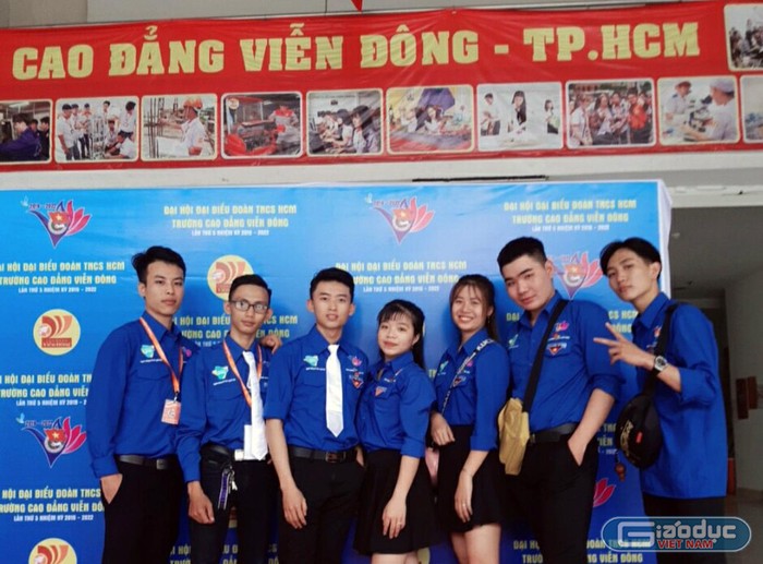 Sinh viên Võ Thanh Đô (ngoài cùng bên trái) và các bạn sinh viên Trường Cao đẳng Viễn Đông. Ảnh: NVCC.
