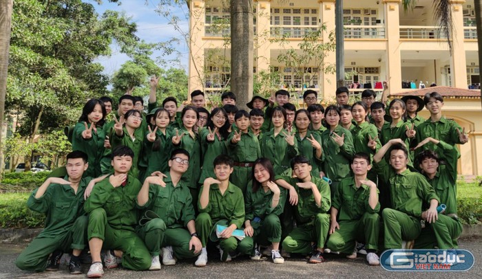 Sinh viên Hoàng Đức Chung và các bạn cùng lớp tại Trường Đại học kỹ thuật công nghiệp (Đại học Thái nguyên). Ảnh: NVCC.
