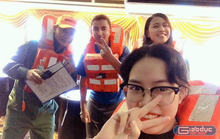 Khánh Linh trong một buổi tập cứu hộ trên tàu du lịch có sức chứa hơn 1.000 khách tại Singapore . Ảnh: NVCC.