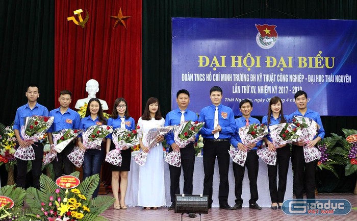 Hồng Mai và các sinh viên Trường Đại học Kỹ thuật Công nghiệp (Thái Nguyên) trong Đại hội Đoàn trường. Ảnh: NVCC.
