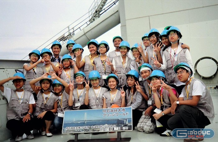 Hồng Mai và các bạn sinh viên cùng khoá trong chuyến đi Nhật Bản. Ảnh: NVCC.