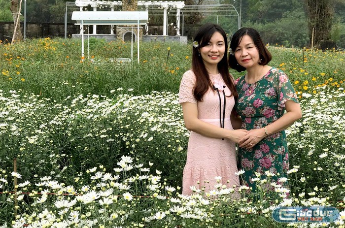 Hồng Mai chụp ảnh với mẹ trước khi sang Hàn Quốc làm nghiên cứu sinh. Ảnh: NVCC.