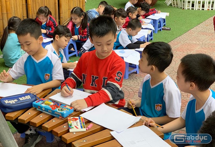 Các em học sinh lớp 1 Trường tiểu học Nguyễn Bỉnh Khiêm trong giờ ngoại khóa. Ảnh: Tùng Dương.