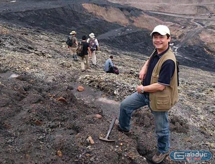 Tiến sĩ Phan Đông Pha trong một lần đi nghiên cứu thực địa tại một vùng mỏ. Ảnh: NVCC.