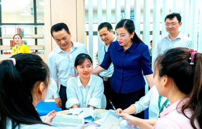 Bí thư Nguyễn Thanh Hải trò chuyện với sinh viên Trường Đại học Sư Phạm (Đại học Thái Nguyên). Ảnh:TL
