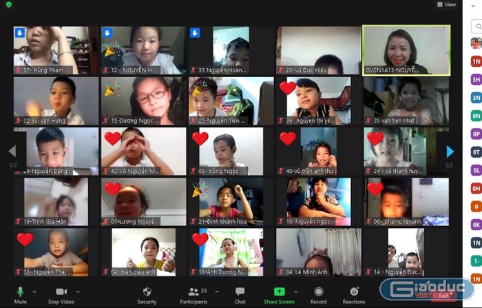 Học sinh lớp 1 Trường tiểu học Vĩnh Hưng (quận Hoàng Mai, Hà Nội) trong giờ học trực tuyến. Ảnh: NVCC.