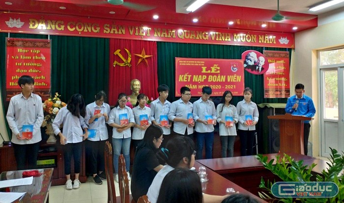 Học sinh Trường Trung học cơ sở Lương Thế Vinh (huyện Đan Phượng, Hà Nội) trong lễ kết nạp Đoàn viên, năm học 2020 – 2021. Ảnh: NVCC.