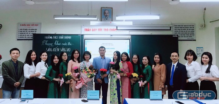 Thầy Phạm Bá Dũng (người đứng giữa) và các thầy cô giáo Trường Trung học cơ sở Thái Thịnh tham gia dự thi sáng kiến. Ảnh: NTCC.