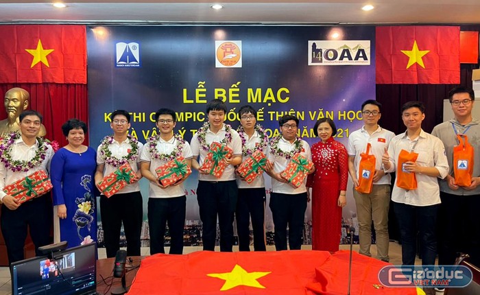 Đội tuyển học sinh Việt Nam và các thầy cô tại buổi kết thúc Kì thi Thiên văn và Vật lí thiên văn quốc tế. Ảnh: NVCC.