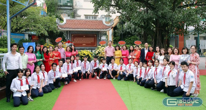 Các em học sinh và giáo viên Trường Trung học cơ sở Lương Yên (quận Hai Bà Trưng, Hà Nội) trong một giờ học ngoại khóa. Ảnh: NVCC.