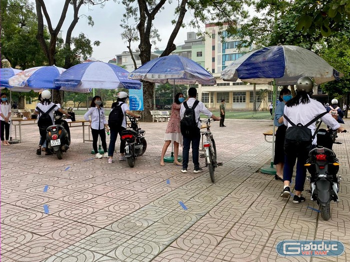 Việc đo thân nhiệt được tiến hành tại Trường Trung học phổ thông Yên Hòa (Cầu Giấy, Hà Nội) vào sáng ngày 6/12. Ảnh: T.D.