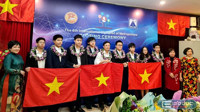 Các em học sinh Trường Trung học phổ thông chuyên Hà Nội - Amsterdam tham dự Cuộc thi Olympic quốc tế IOM lần thứ VI chụp ảnh với ban giám hiệu nhà trường . Ảnh: NVCC.