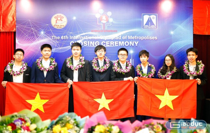 Các em học sinh Trường Trung học phổ thông chuyên Hà Nội - Amsterdam tham dự Cuộc thi Olympic quốc tế IOM lần thứ VI. Ảnh: NVCC.