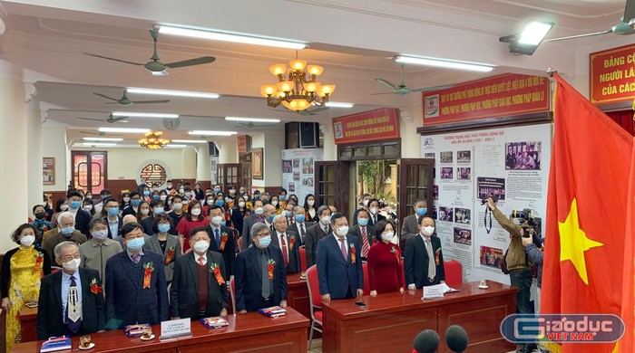Các đại biểu tham dự lễ kỉ niệm 30 năm thành lập Trường Trung học phổ thông Đông Đô làm lễ chào cờ. Ảnh: T.D.