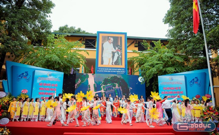 Học sinh Trường Trung học cơ sở Thái Thịnh (quận Đống Đa, Hà Nội) trong lễ kỉ niệm 45 năm ngày thành lập trường. Ảnh: NVCC.
