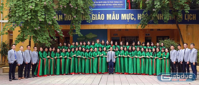Tập thể ban giám hiệu, giáo viên Trường Trung học cơ sở Thái Thịnh, quận Đống Đa, Hà Nội. Ảnh: NVCC.