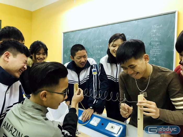 Các em học sinh Trường Trung học phổ thông Minh Phú (Sóc Sơn, Hà Nội) trong giờ học Vật lý. Ảnh: NVCC.