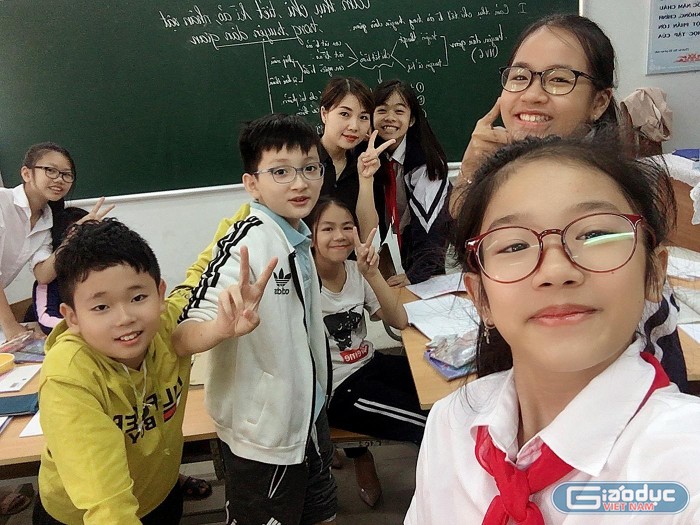 Cô Trần Thủy và các em học sinh Trường Trung học cơ sở Thượng Thanh (Long Biên, Hà Nội). Ảnh: NVCC.