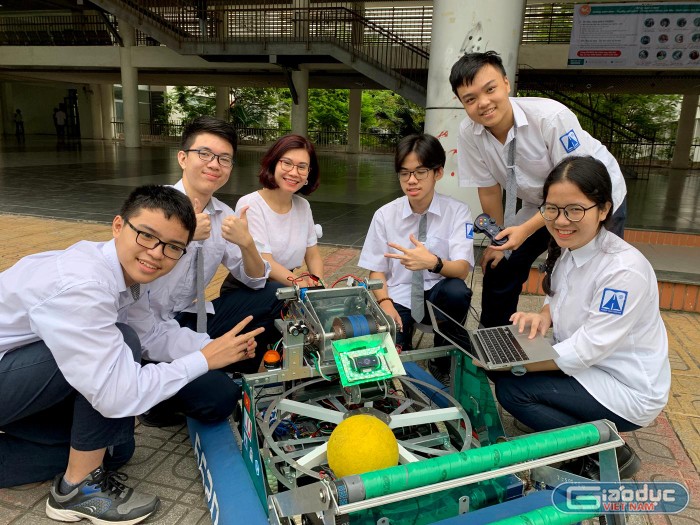 Cô Phạm Vũ Bích Hằng (ở giữa) giáo viên lãnh đội Robotics và các học sinh Trường Ams tham dự thi đấu Cuộc thi quốc tế FIRST Robotics Competition (FRC) 2021 và đã đạt giải Thiết kế kỹ thuật quốc tế FRC 2021. Ảnh: Tùng Dương.