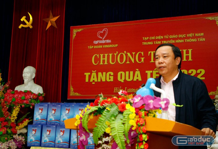 Nhà báo Nguyễn Thiện Thuật - Giám đốc Trung tâm truyền hình thông tấn phát biểu tại buổi trao quà. Ảnh: T.D.