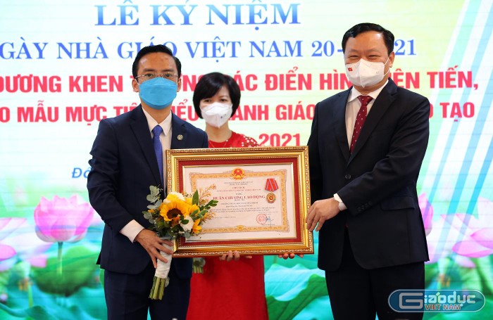 Thầy Nguyễn Cao Cường thay mặt ban giám hiệu đón nhận Huân chương Lao động Hạng Ba do Chủ tịch nước tặng. Ảnh: NTTC.