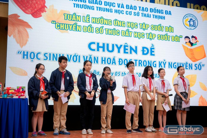 Các em học sinh Trường Trung học cơ sở Thái Thịnh, quận Đống Đa, Hà Nội với chuyên đề Học sinh với văn hóa đọc trong kỷ nguyên số. Ảnh: NTCC.