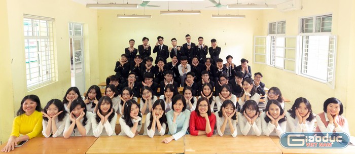 Cô giáo Ngân và học sinh lớp 12A7 - K59 Trường Trung học phổ thông Yên Hòa (Cầu Giấy, Hà Nội). Ảnh: NVCC.