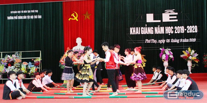 Lễ khai giảng năm học của các em học sinh Trường phổ thông Dân tộc nội trú, tỉnh Phú Thọ. Ảnh: NVCC.
