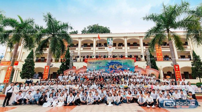 Học sinh Trường Trung học phổ thông Hùng Vương, thị xã Phú Thọ trong lễ kỉ niệm ngày thành lập trường. Ảnh: NVCC.