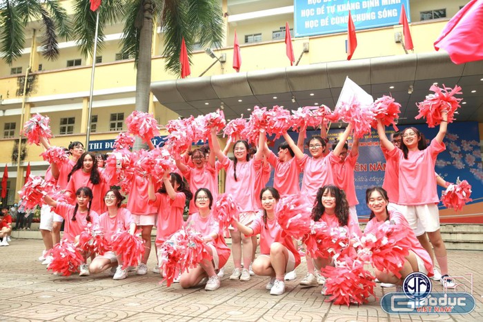 Học sinh Trường Trung học phổ thông Yên Hòa với hoạt động chào mừng ngày thành lập Đoàn 26/3. Ảnh: NVCC.